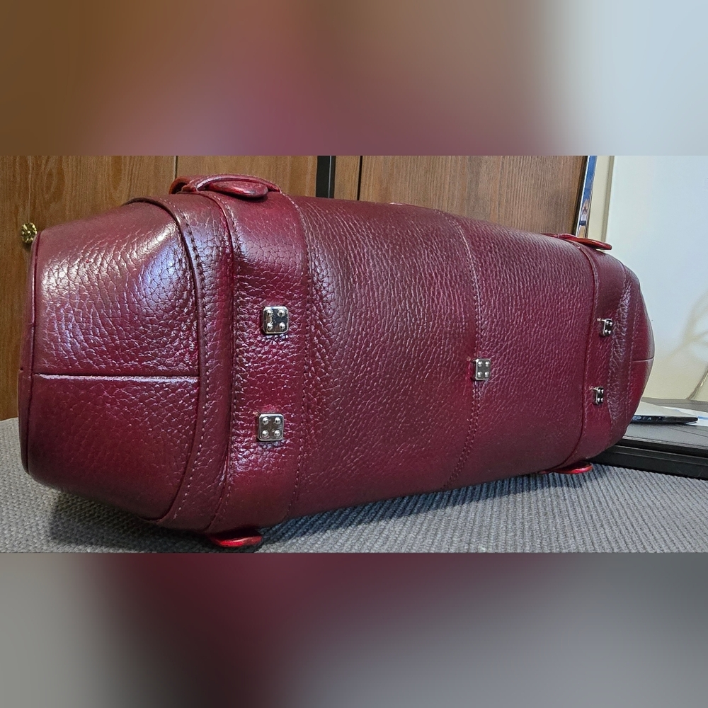 Elegant Loewe Senda Leather Handbag - Picture 15 of 15